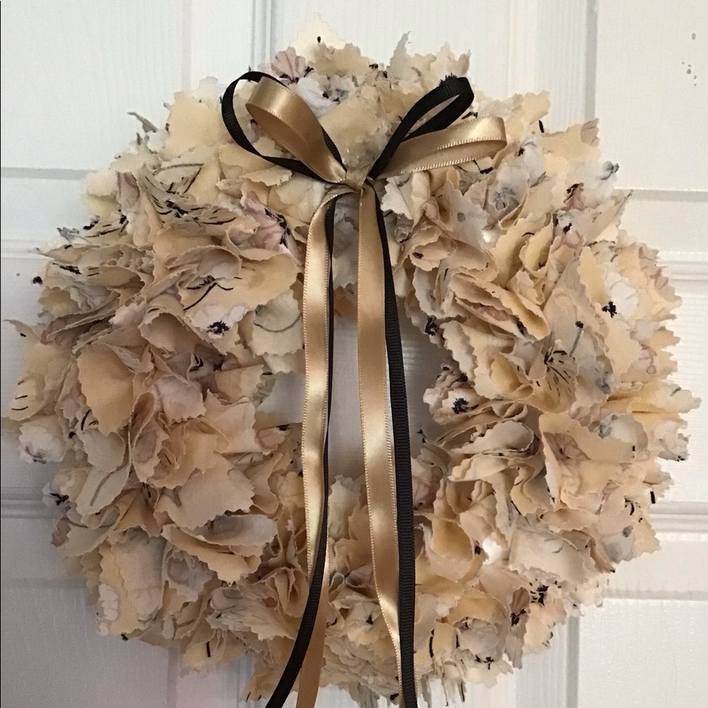 Wreath of neutral colors